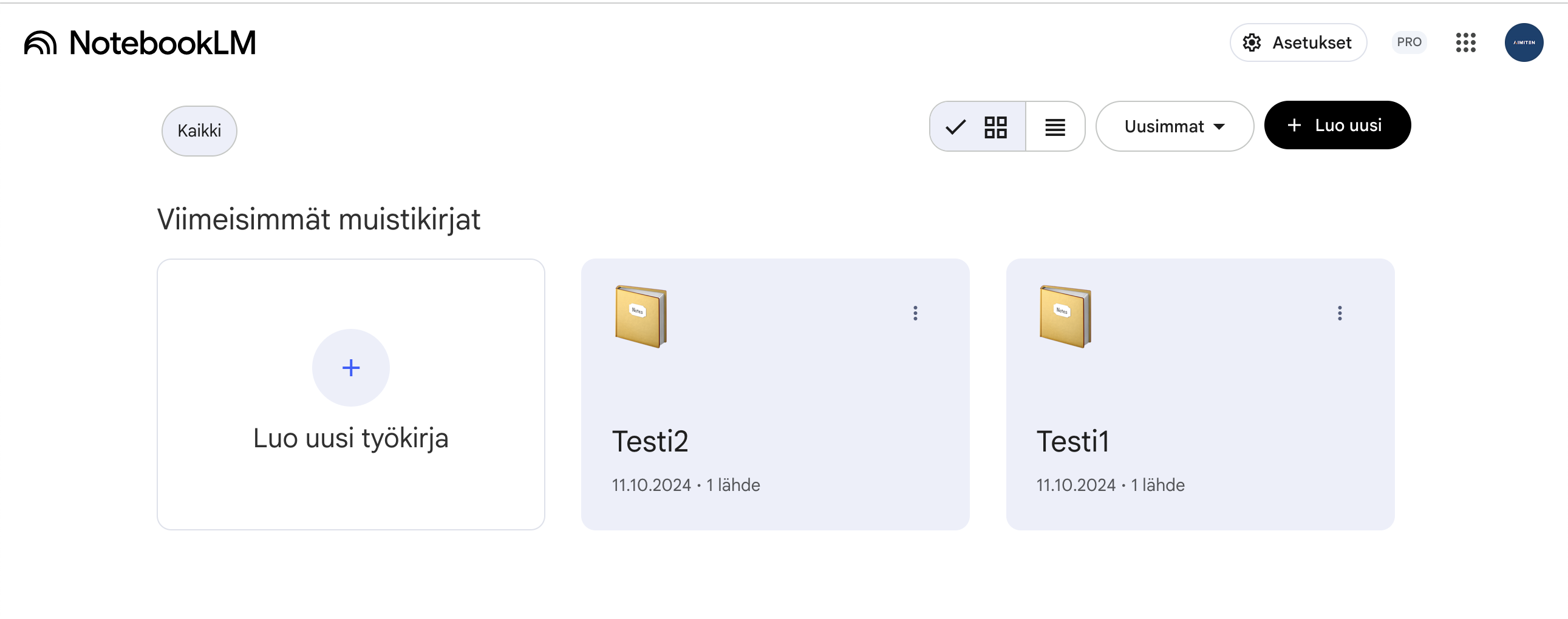 NotebookLM: ladatut lähteet vasemmalla, keskusteluikkuna keskellä ja Audio Overview -painike oikealla